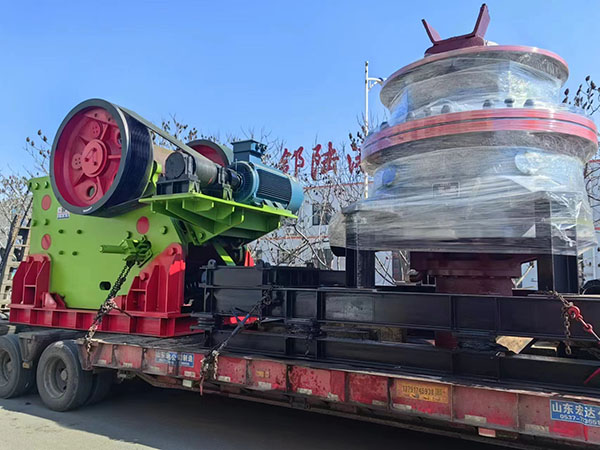 圓錐機破碎機發貨現場.jpg
